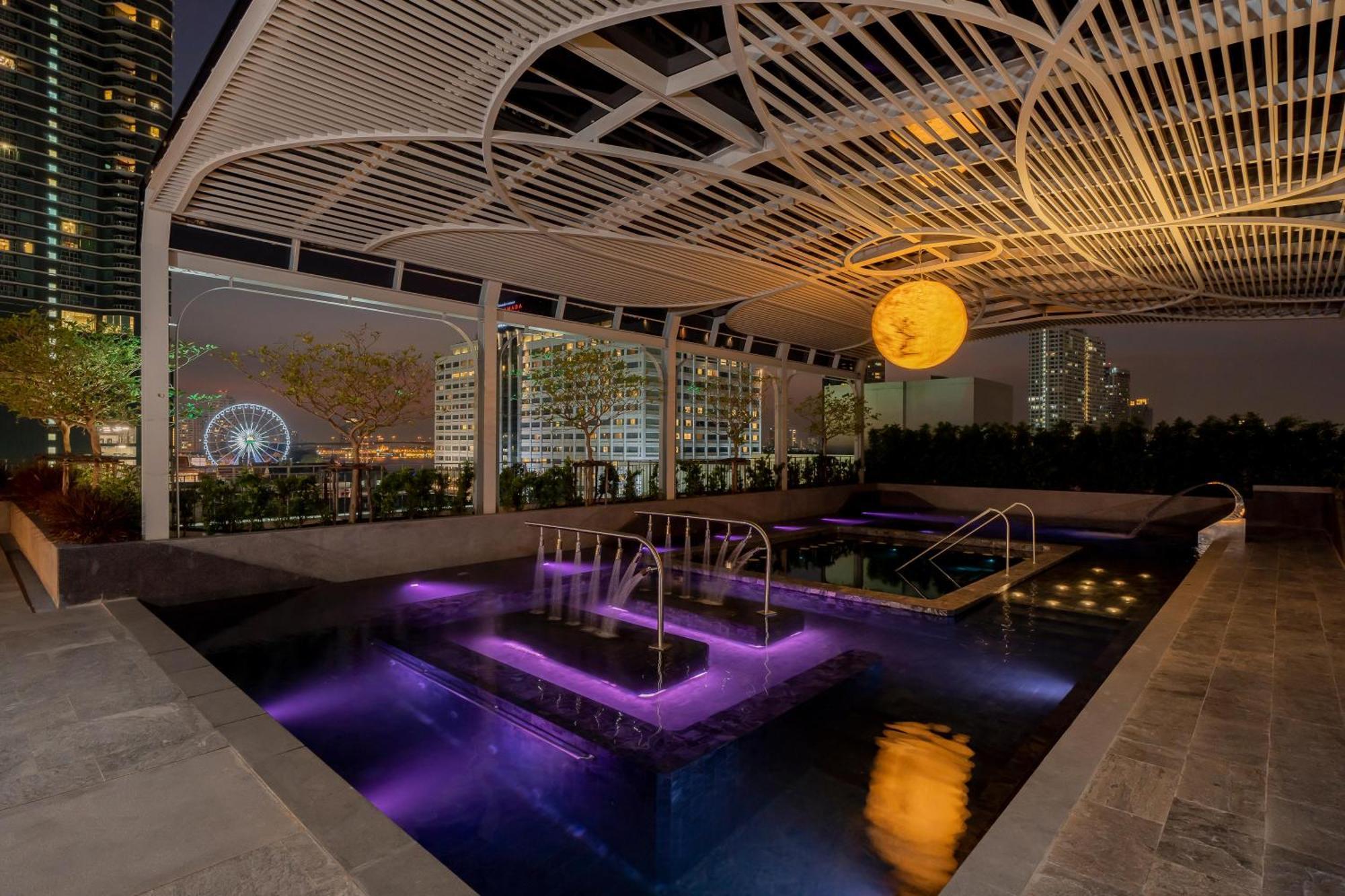 The Salil Hotel Riverside バンコク都 エクステリア 写真 The rooftop pool at the hotel