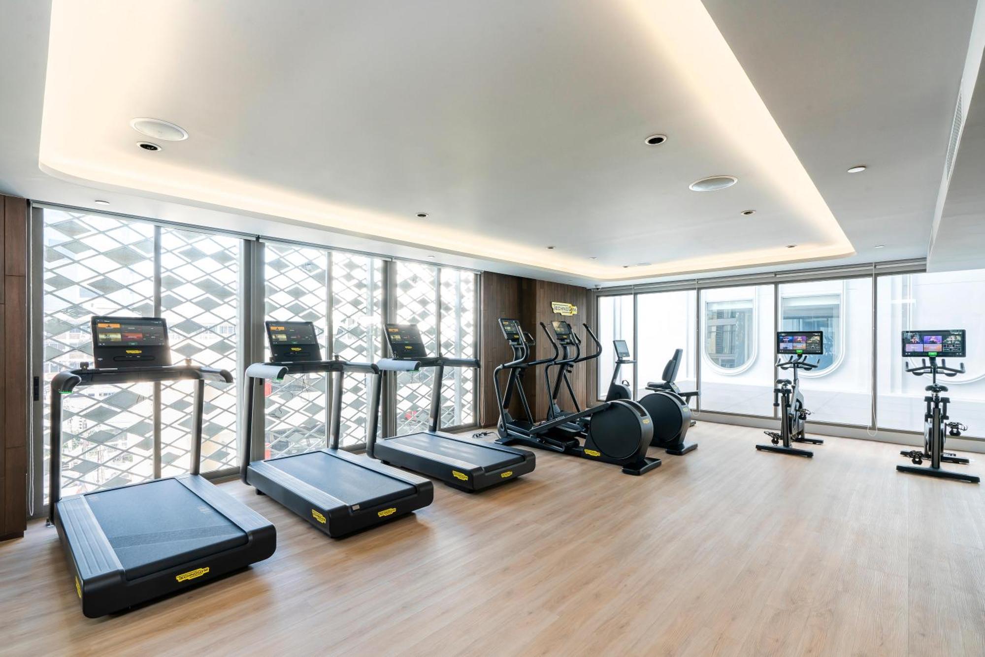 The Salil Hotel Riverside バンコク都 エクステリア 写真 The gym at the hotel