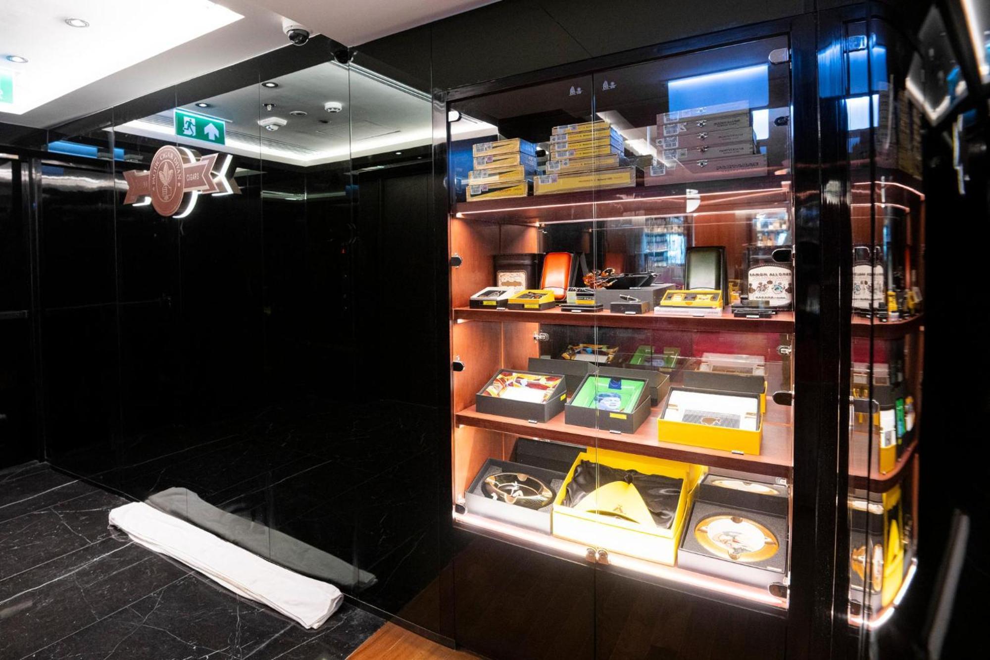 The Salil Hotel Riverside バンコク都 エクステリア 写真 The display case at the entrance of the museum