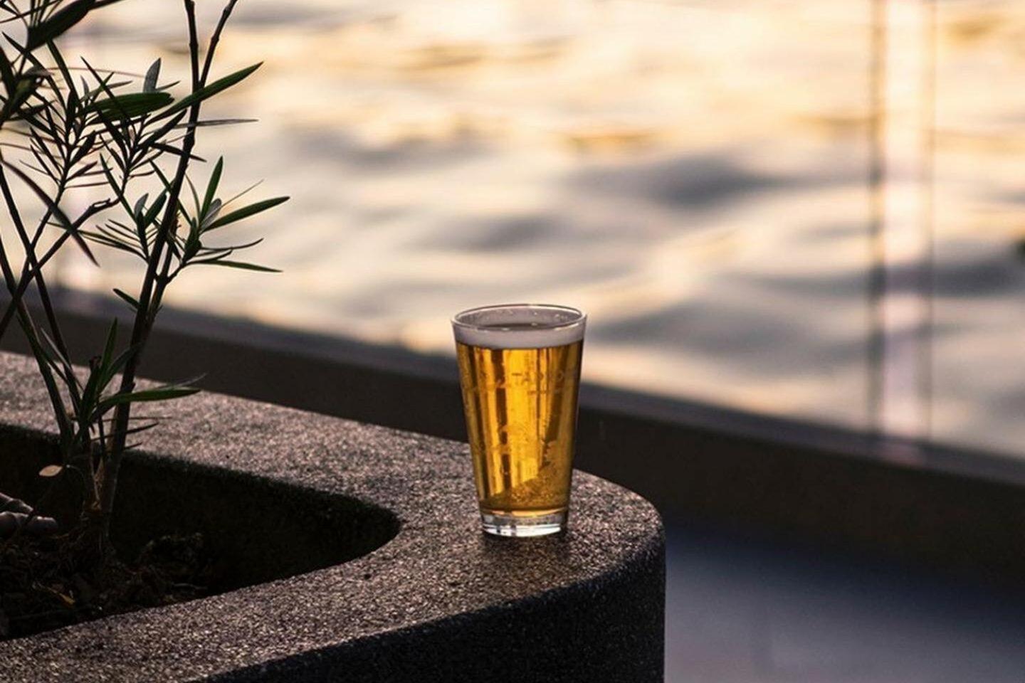 The Salil Hotel Riverside バンコク都 エクステリア 写真 A glass of beer