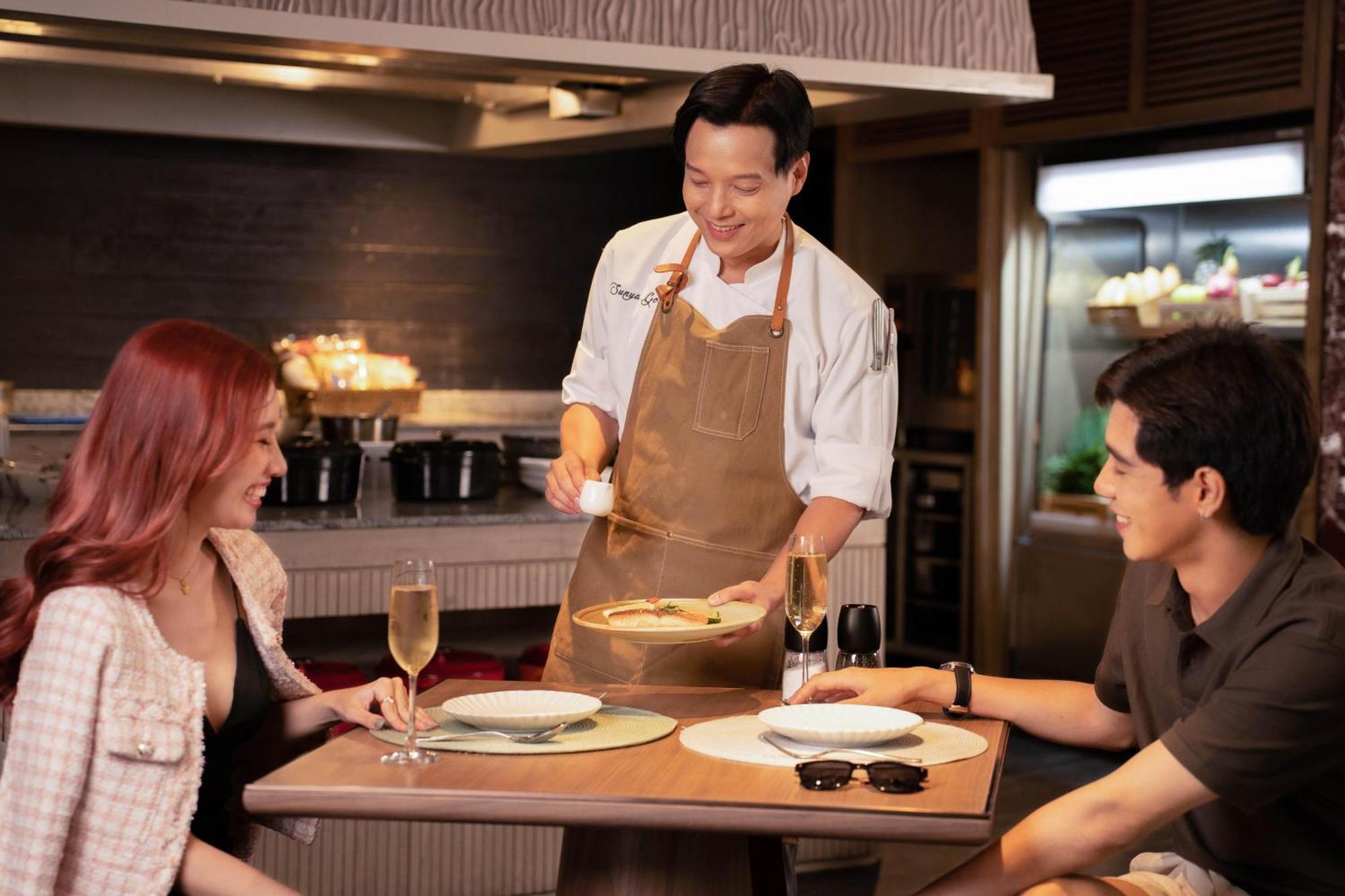 The Salil Hotel Riverside バンコク都 エクステリア 写真 Chef preparing food for guests
